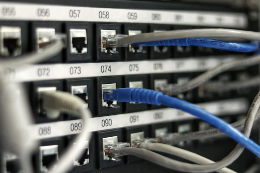 Fileiras de racks em um data center com cabeamento organizado