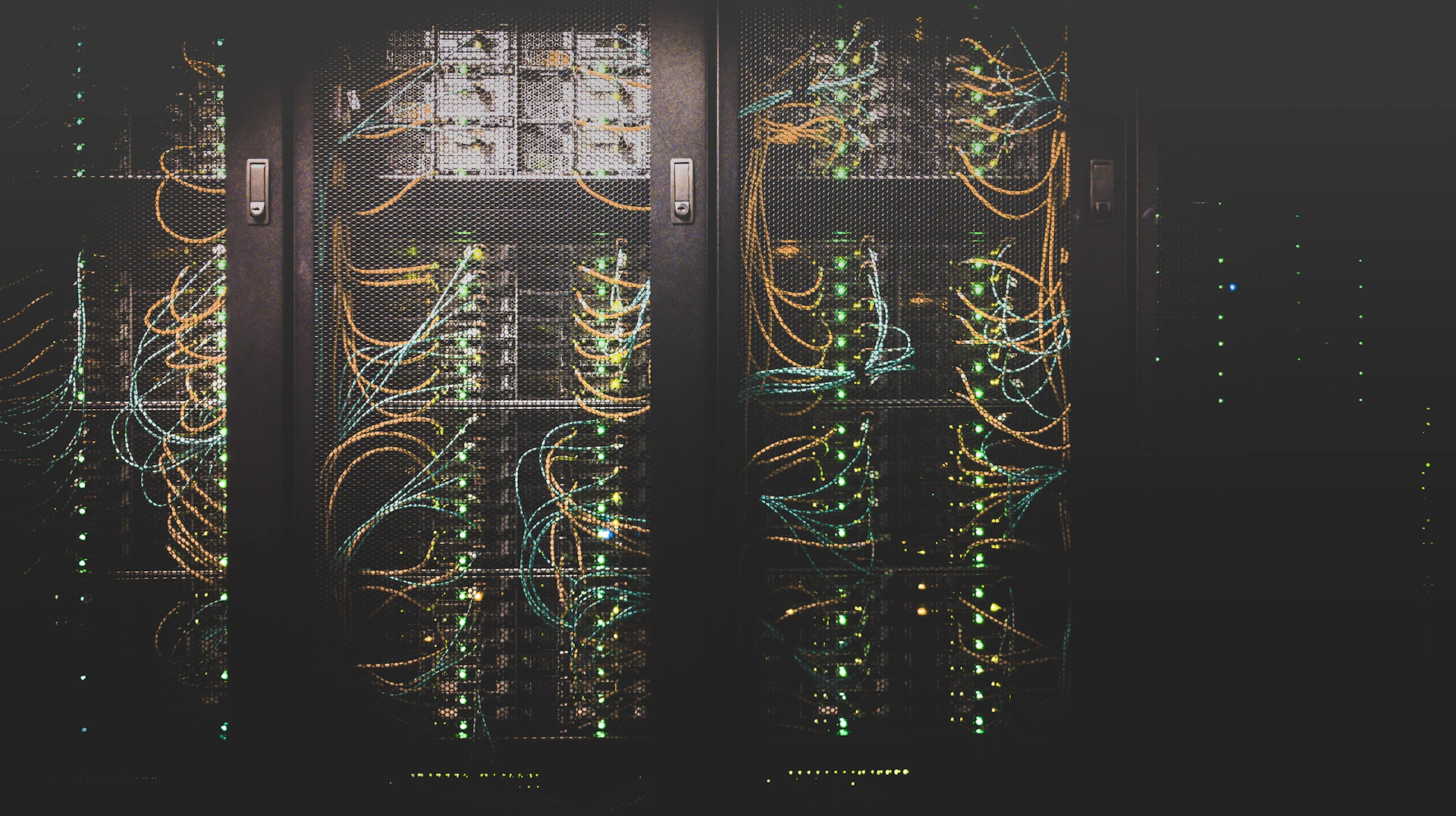 Corredor de um data center com fileiras de servidores iluminados por luz azul